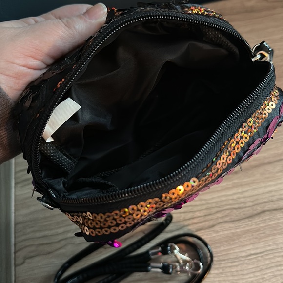 Sequined Wristlet with optional crossbody strap - Picture 4 of 4